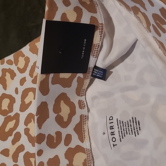 Torrid 2 Georgette Women's White Leopard Print Legging NWT - Picture 3 of 3